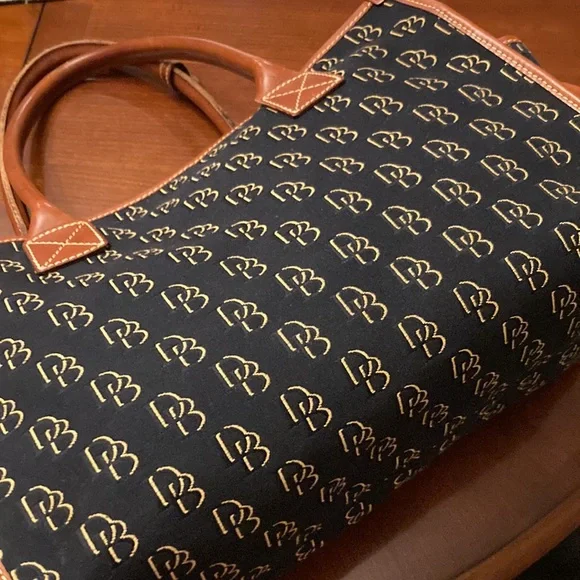 DOONEY & BOURKE BLACK & TAN SHOULDER BAG. VERY CLEAN! ALMOST LIKE NEW - Picture 7 of 15